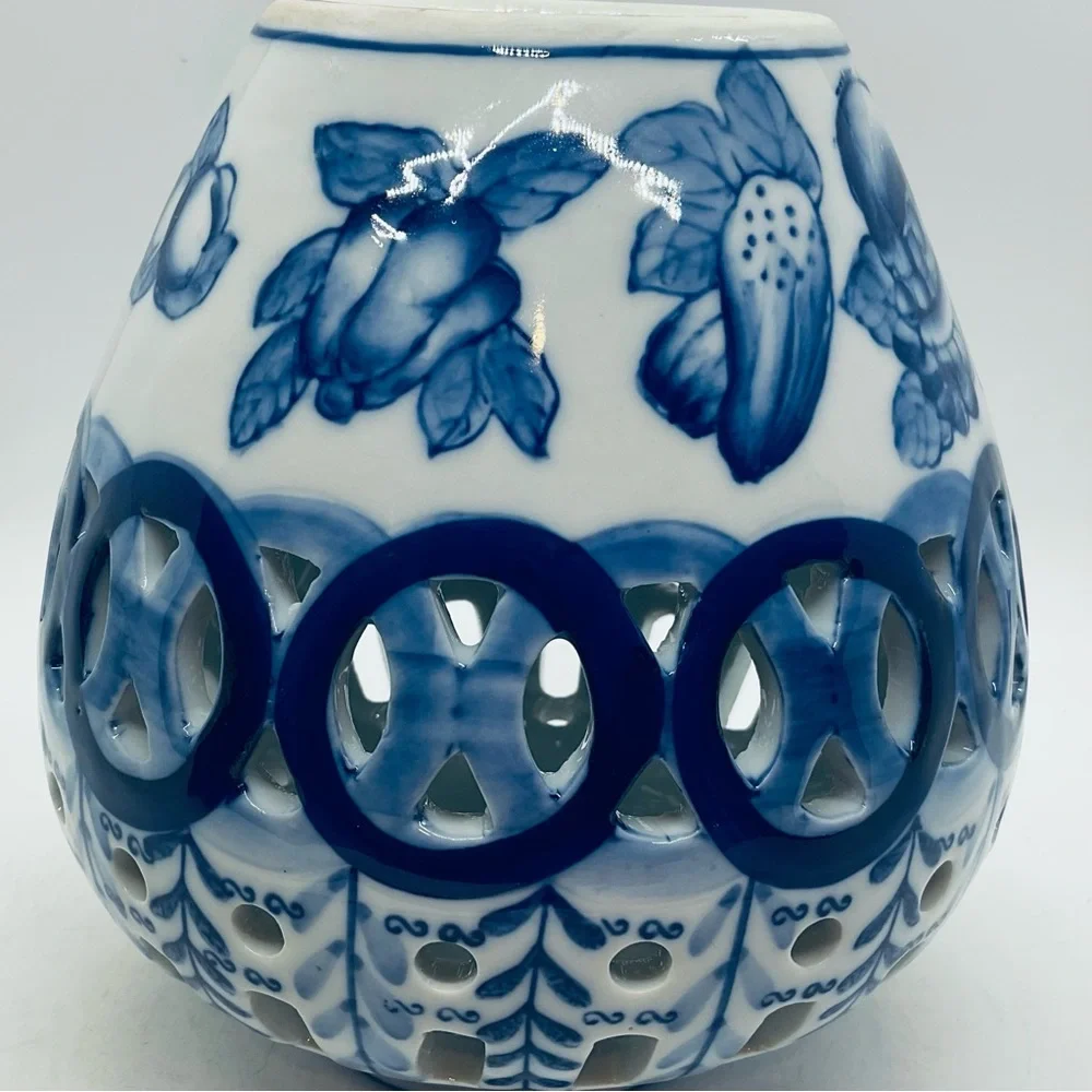 VTG Display Jar Blue&White Cut Out&Floral Leaf Design Ceramic 7” Tall China